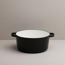 Load image into Gallery viewer, Kana Lifestyle Cast Iron Dutch Oven - Black Gloss
